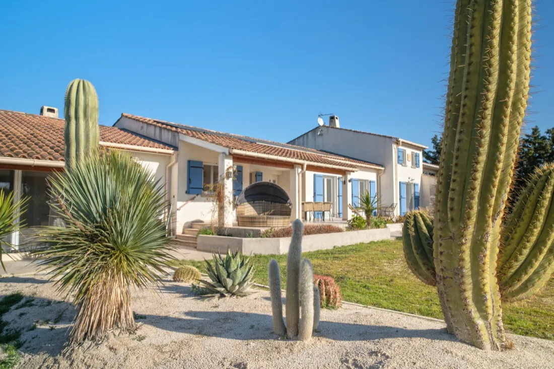 Extérieur d'une maison à Bellegarde, photo immobilière réalisée pour Orpi