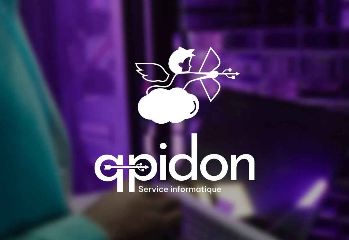 Logo Qpidon, service informatique, en blanc sur une photo floue d'une baie de serveurs violette