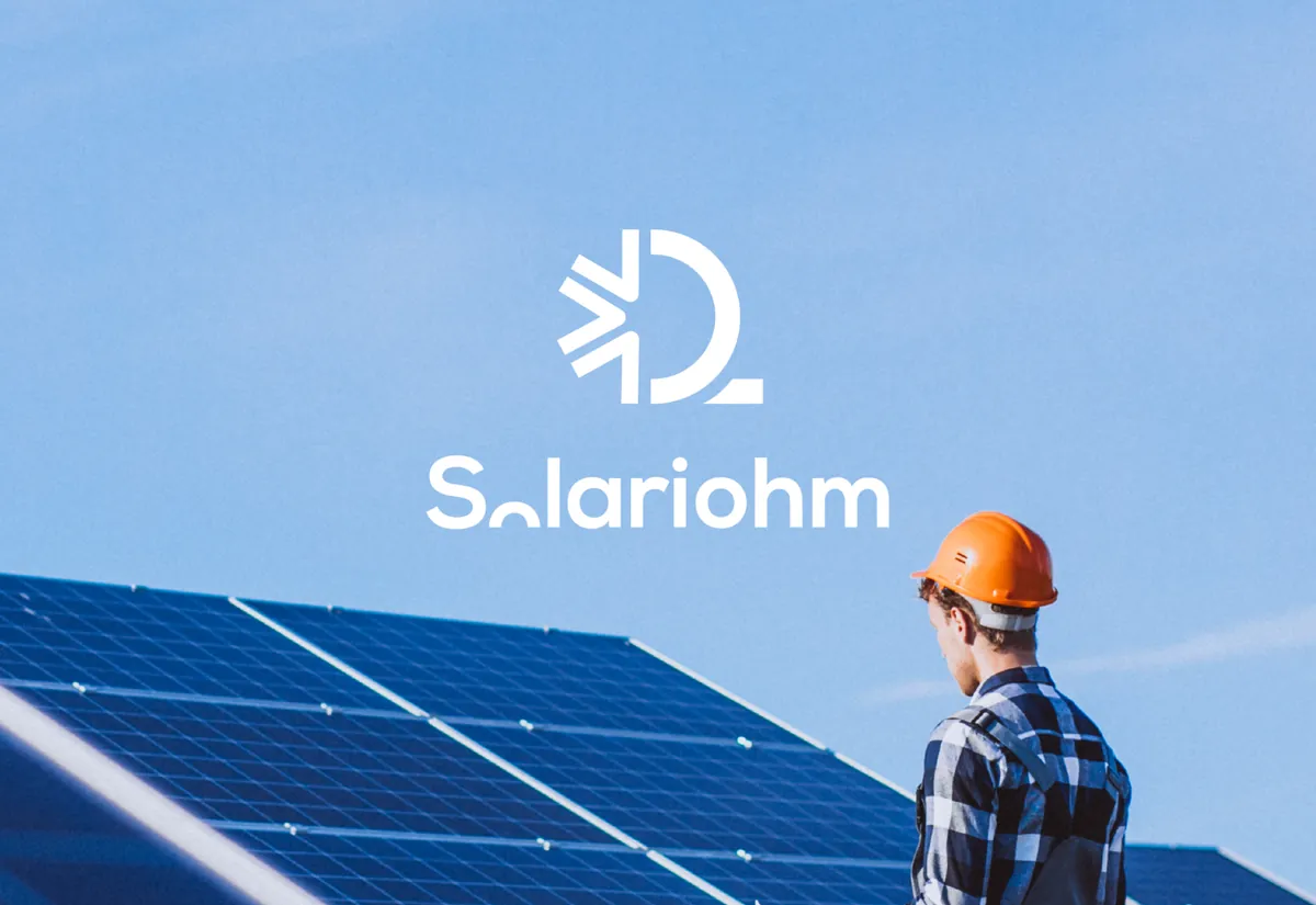 Logo Solariohm en blanc sur une photo d'un technicien casqué devant des panneaux solaires