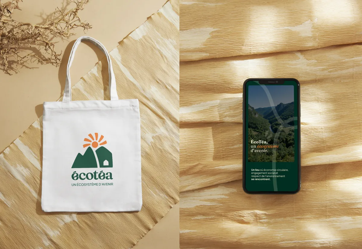 Logo Écotéa sur un tote bag et page d'accueil Écotéa sur un smartphone
