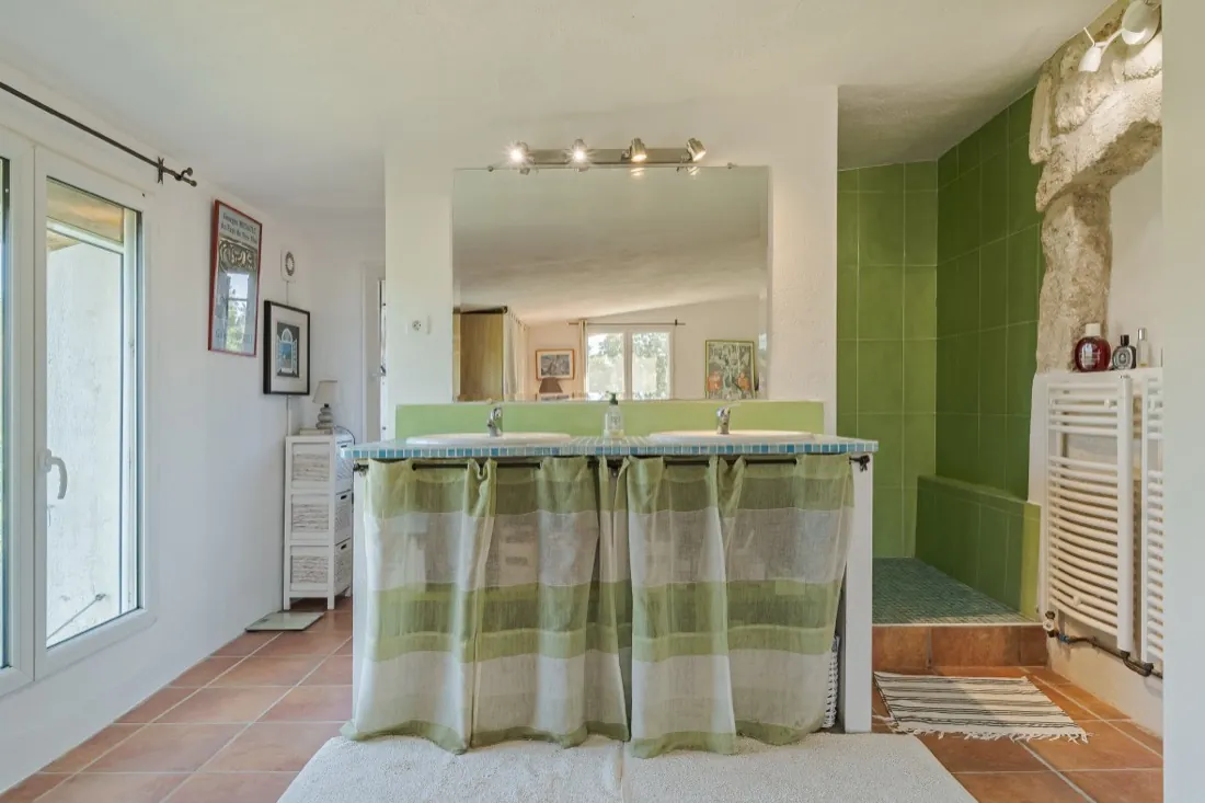 Salle de bain en carrelage vert, maison Orpi Belle Pierre à Beaucaire