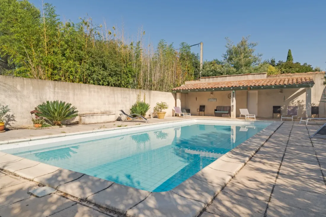 Piscine et terrasse d'une maison, photo immobilière réalisée pour Orpi Belle Pierre à Beaucaire