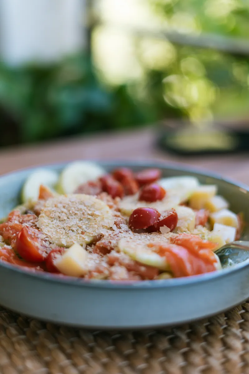 Bol de salade au saumon fumé, tomates cerises, concombre et fromage