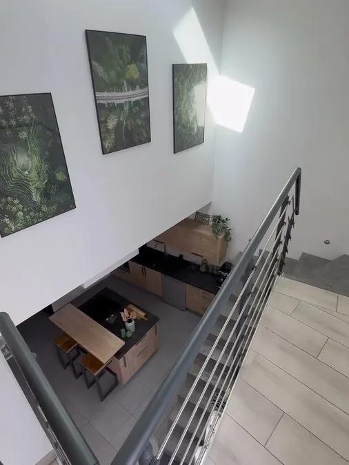 Jonquières-Saint-Vincent, maison de 115 m², escalier et cuisine ouverte