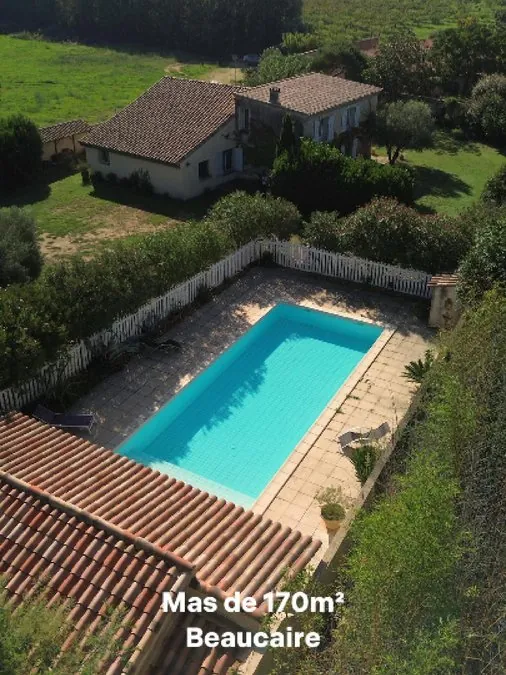 Vue aérienne, mas de 170m² à Beaucaire