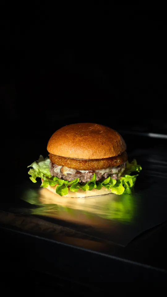 Burger sur fond noir, couverture de la vidéo promo de Local Burger Briançon