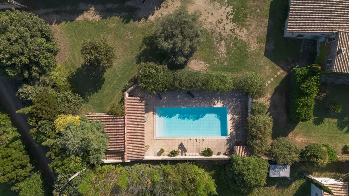 Vue aérienne de la piscine, maison Orpi Belle Pierre à Beaucaire